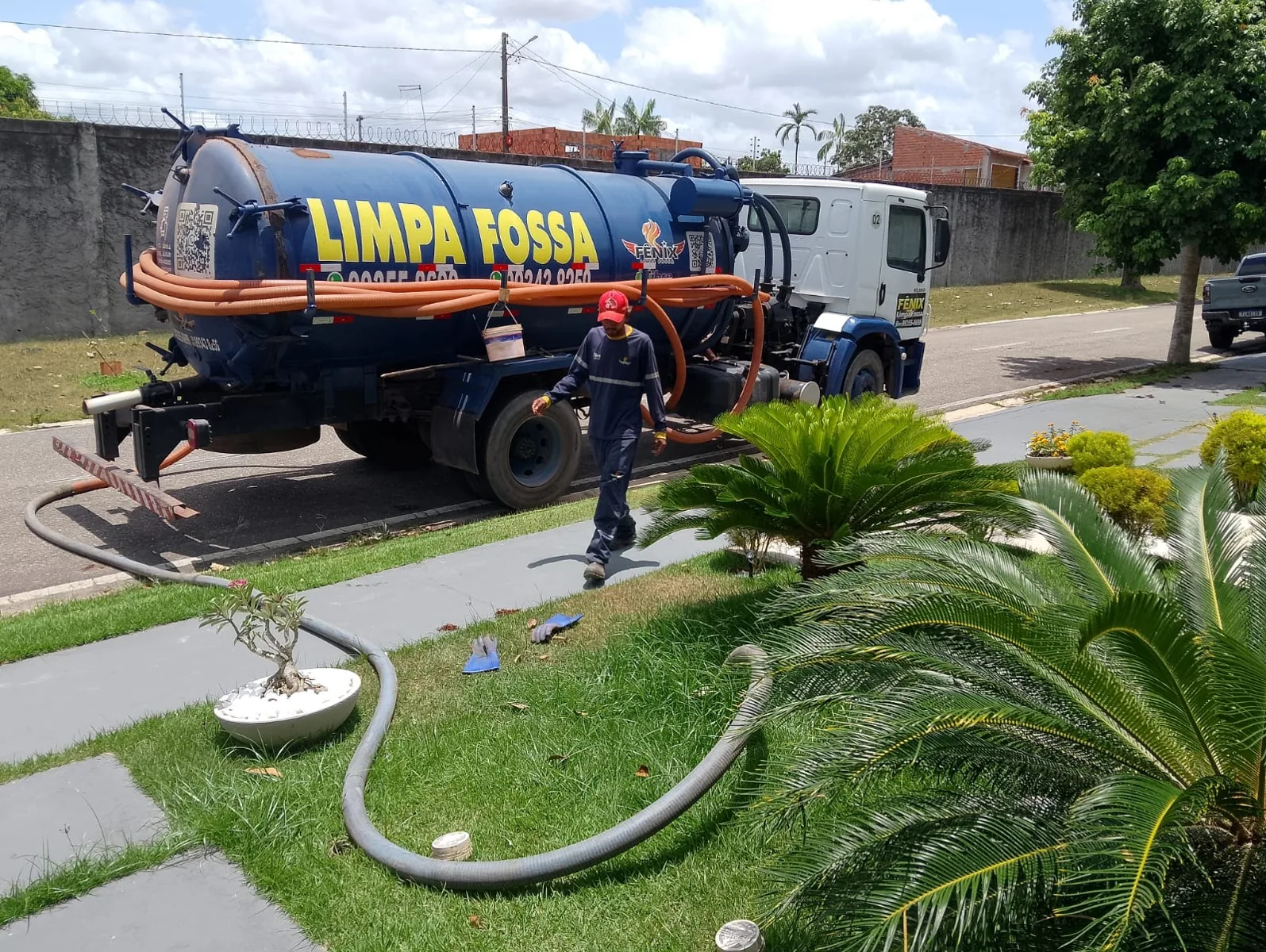Caminhão de sucção da Fênix em atendimento